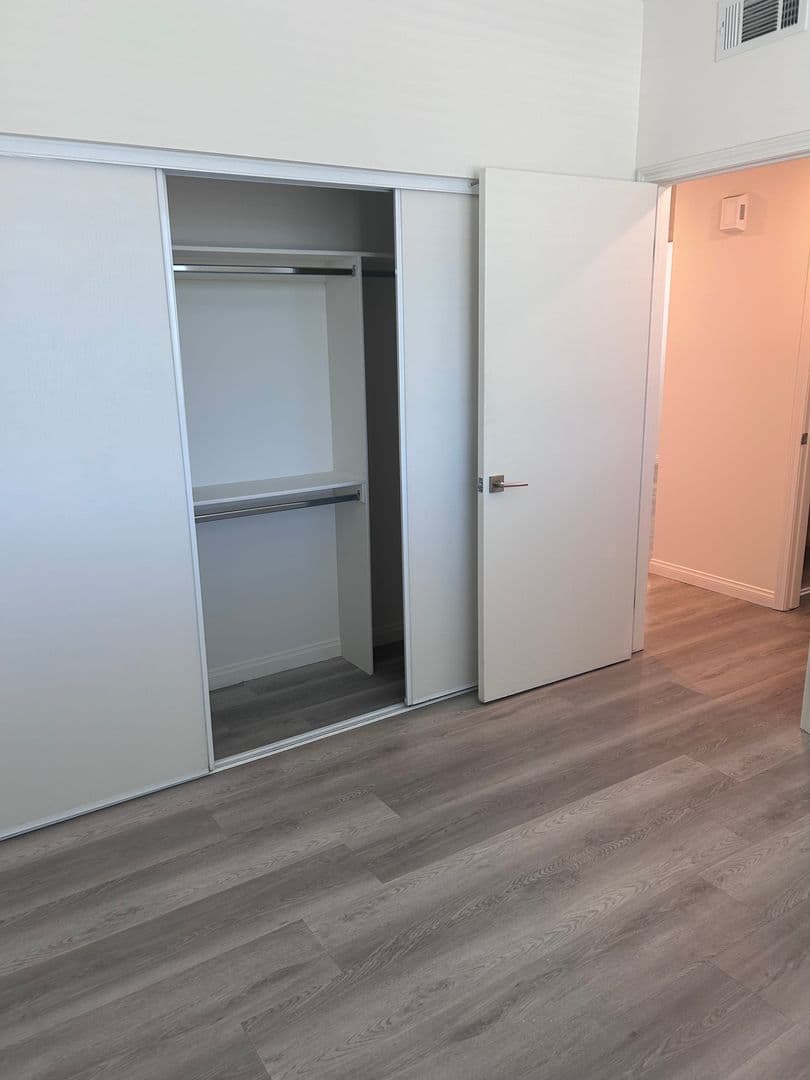 Van Nuys Apartment: 13724 Victory Blvd.