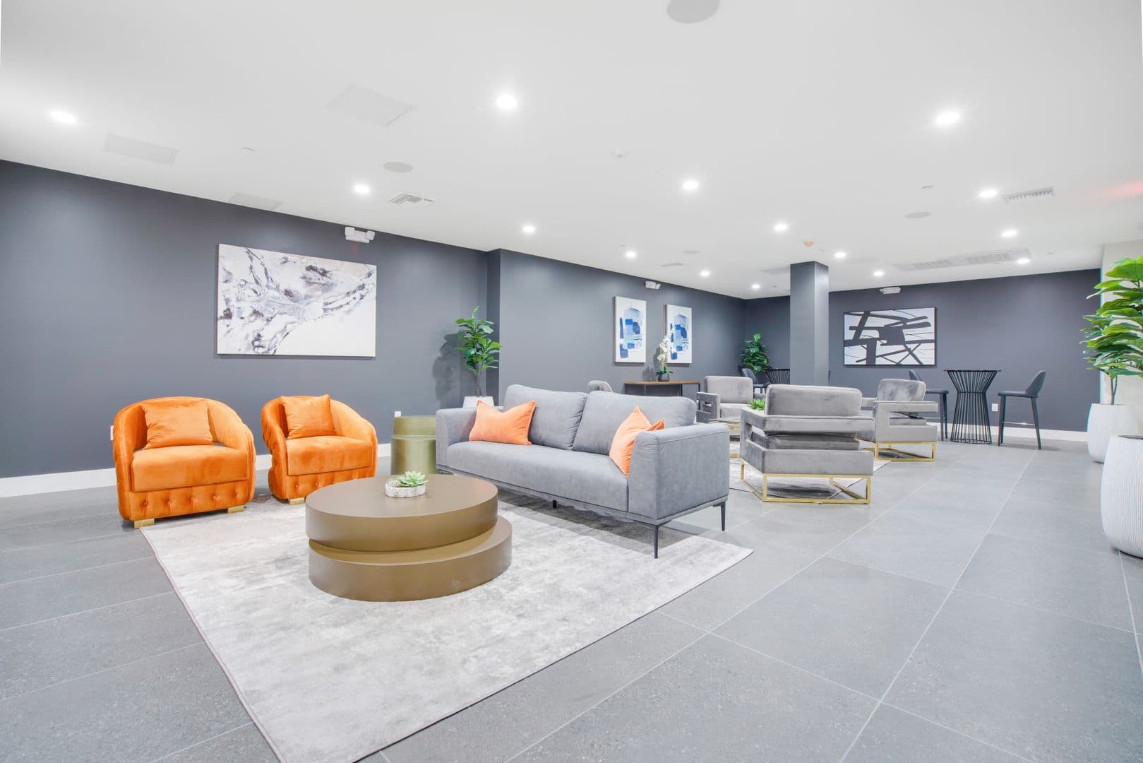 Van Nuys Apartment: 13724 Victory Blvd.