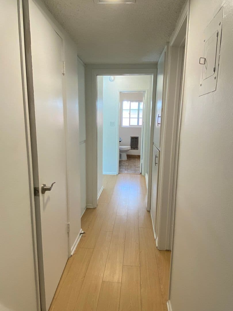 Los Angeles Apartment: 928 South Sherbourne Drive