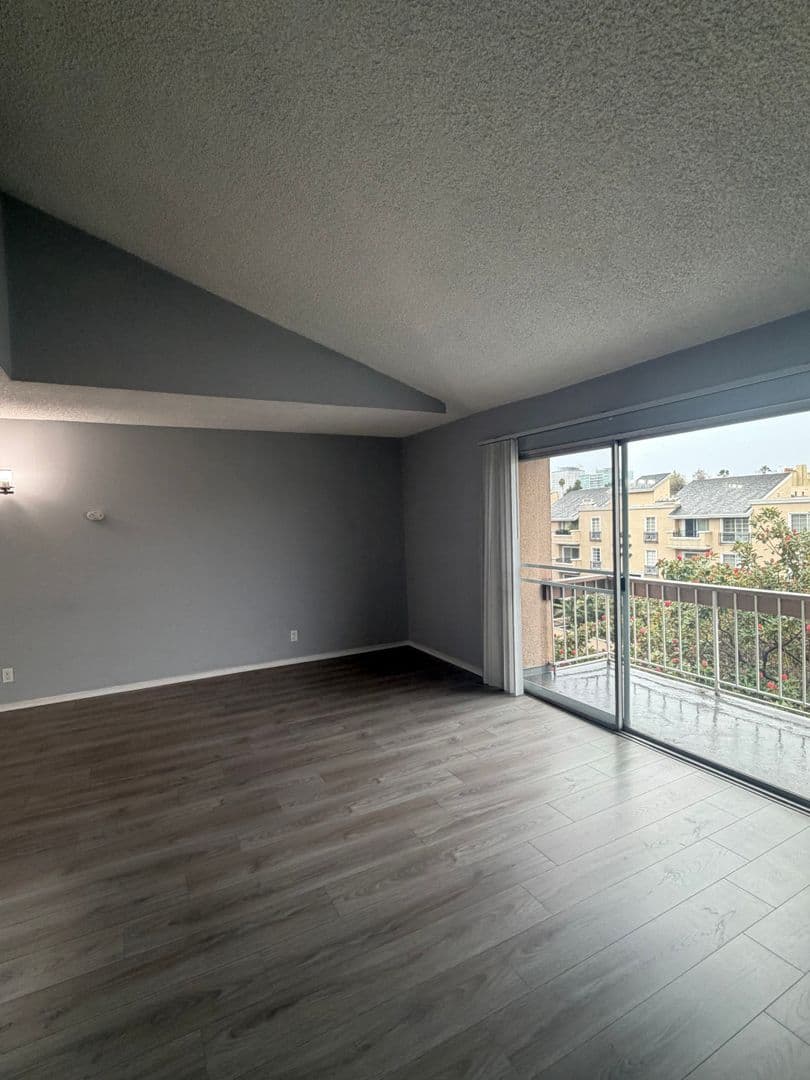 Los Angeles Apartment: 400 S. Kingsley Drive