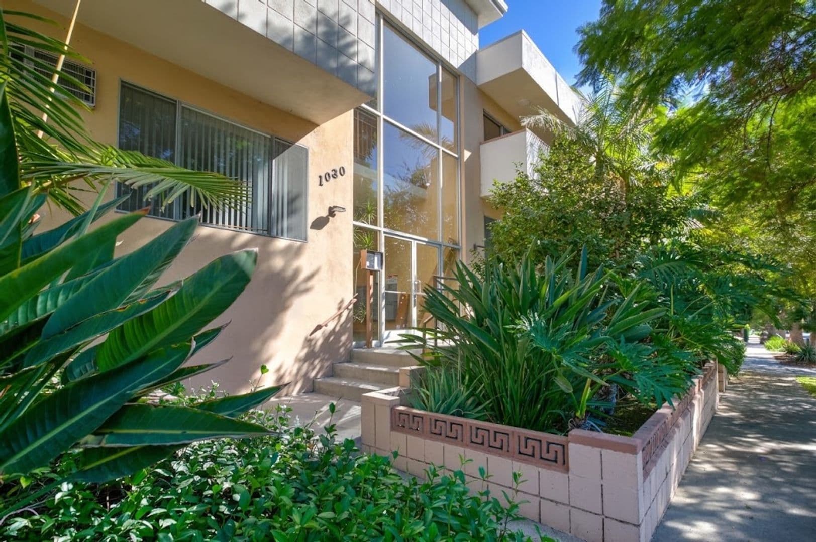 West Hollywood Apartment: 1030 N Harper Ave.