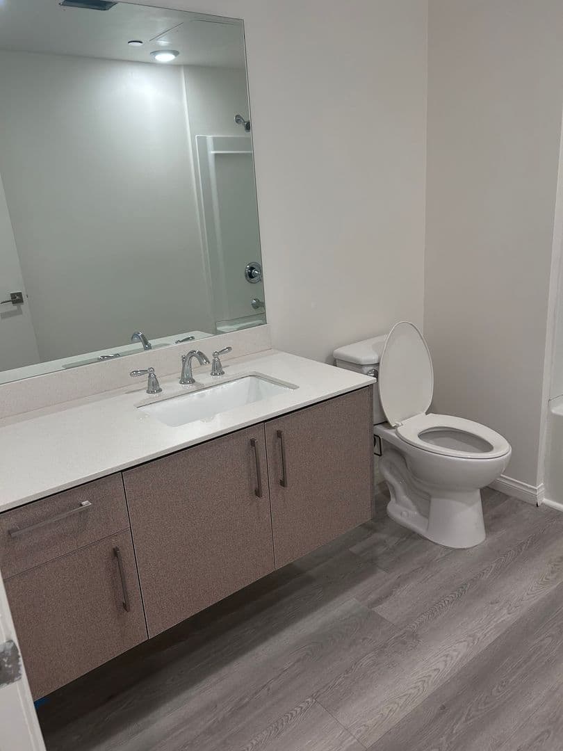 Van Nuys Apartment: 13724 Victory Blvd.