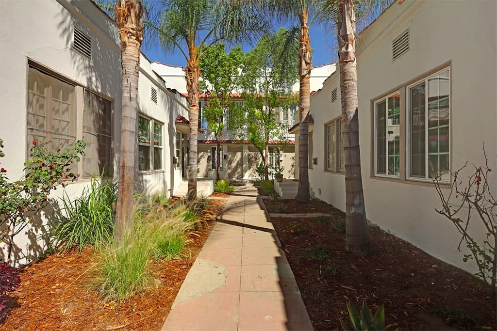 Los Angeles Apartment: 4515-4519 Willow Brook Avenue