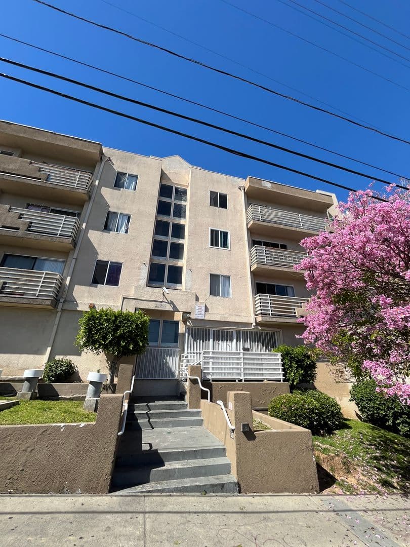 Los Angeles Apartment: 1045 S. Ardmore Avenue