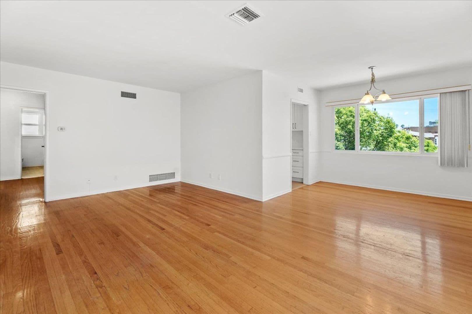 Los Angeles Apartment: 1033 S. Holt Ave.