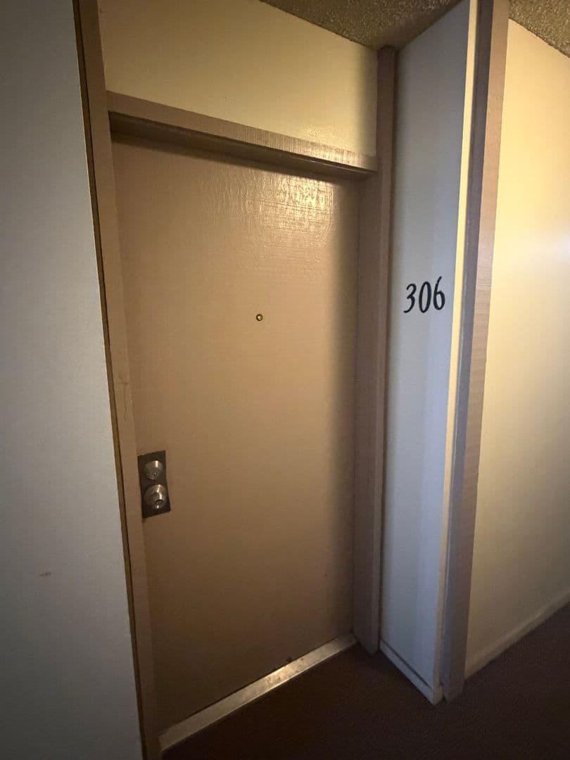 Los Angeles Apartment: 400 S. Kingsley Drive