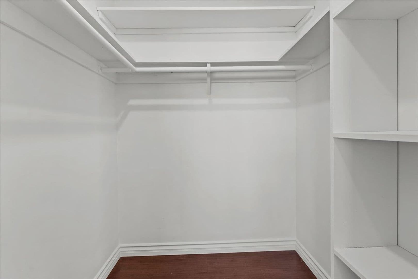Beverly Hills Apartment: 309 S. Doheny Dr.
