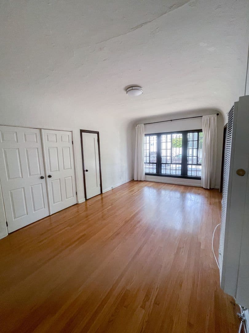Los Angeles Apartment: 367 N Orange Grove Ave.