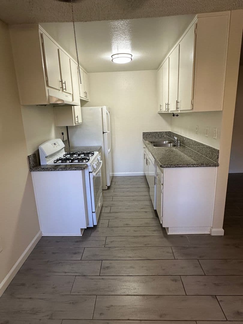 Valley Village Apartment: 5328 Hermitage Avenue