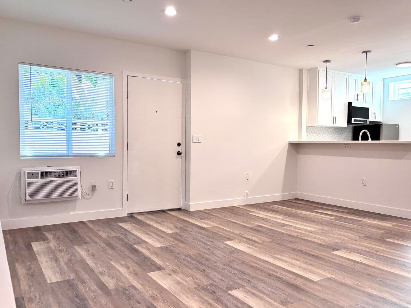 Los Angeles Apartment: 125 South Croft Avenue