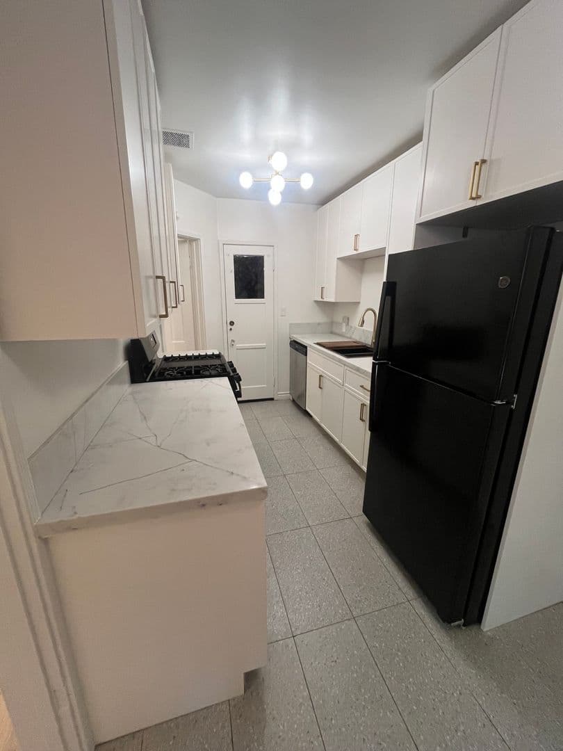 Los Angeles Apartment: 7414 Hollywood Blvd
