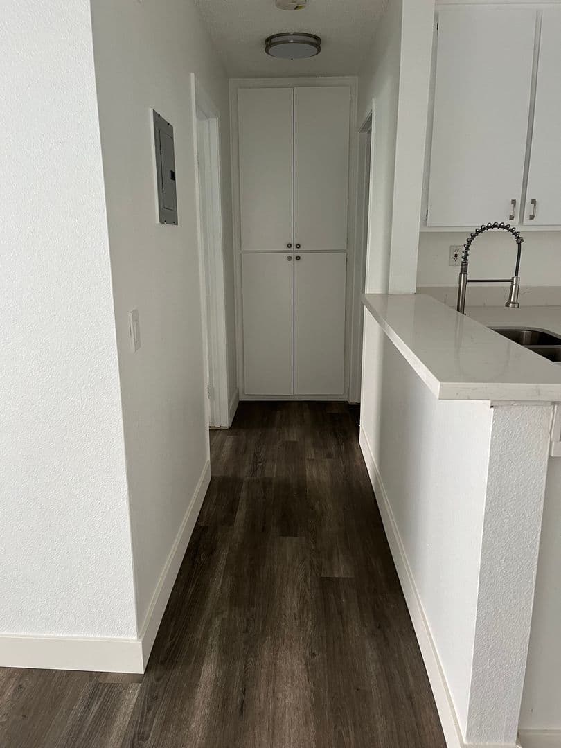 Van Nuys Apartment: 7320 Hazeltine Avenue