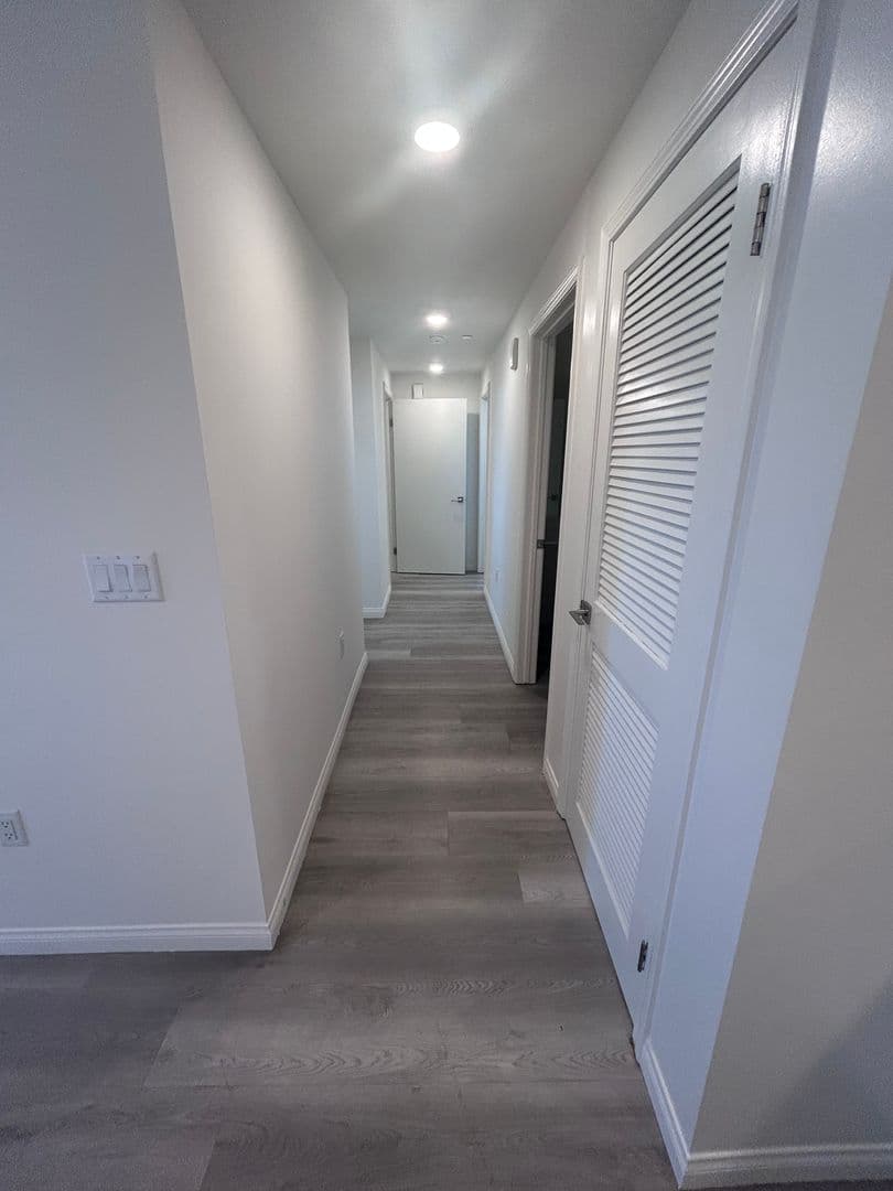 Van Nuys Apartment: 13724 Victory Blvd.