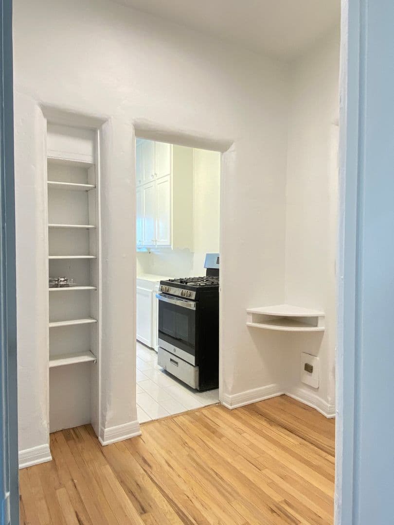 Los Angeles Apartment: 369 North Spaulding Avenue