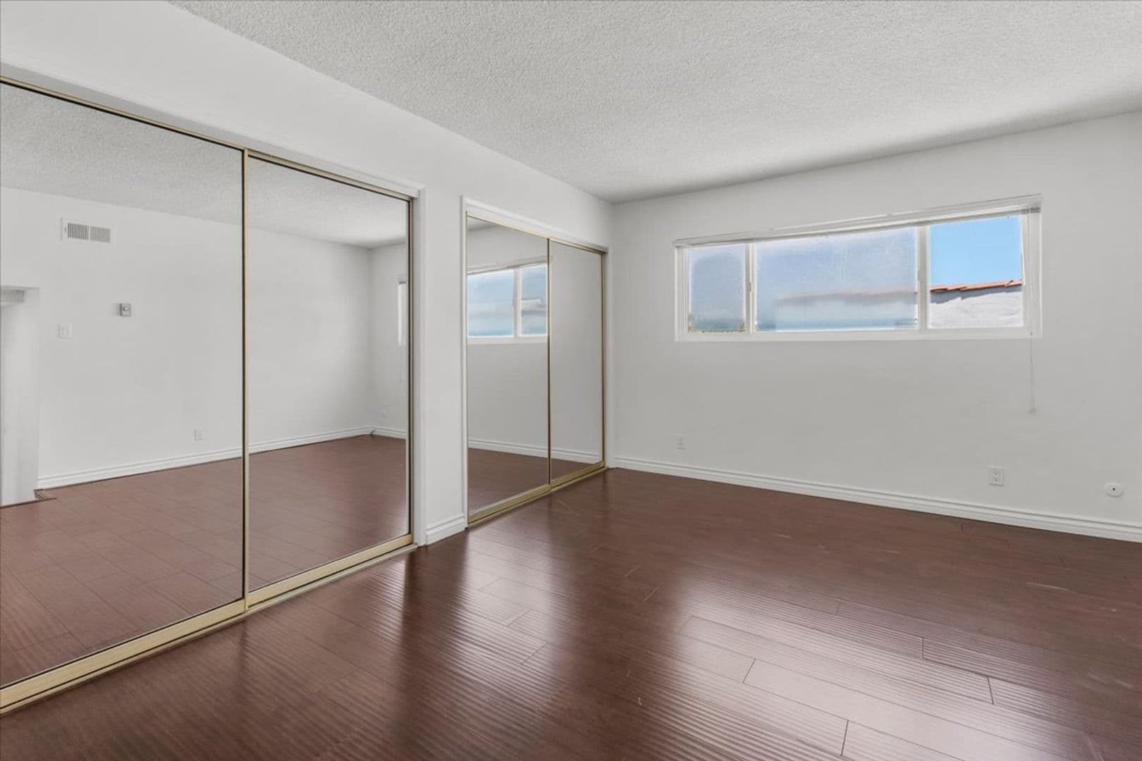 Beverly Hills Apartment: 309 S. Doheny Dr.