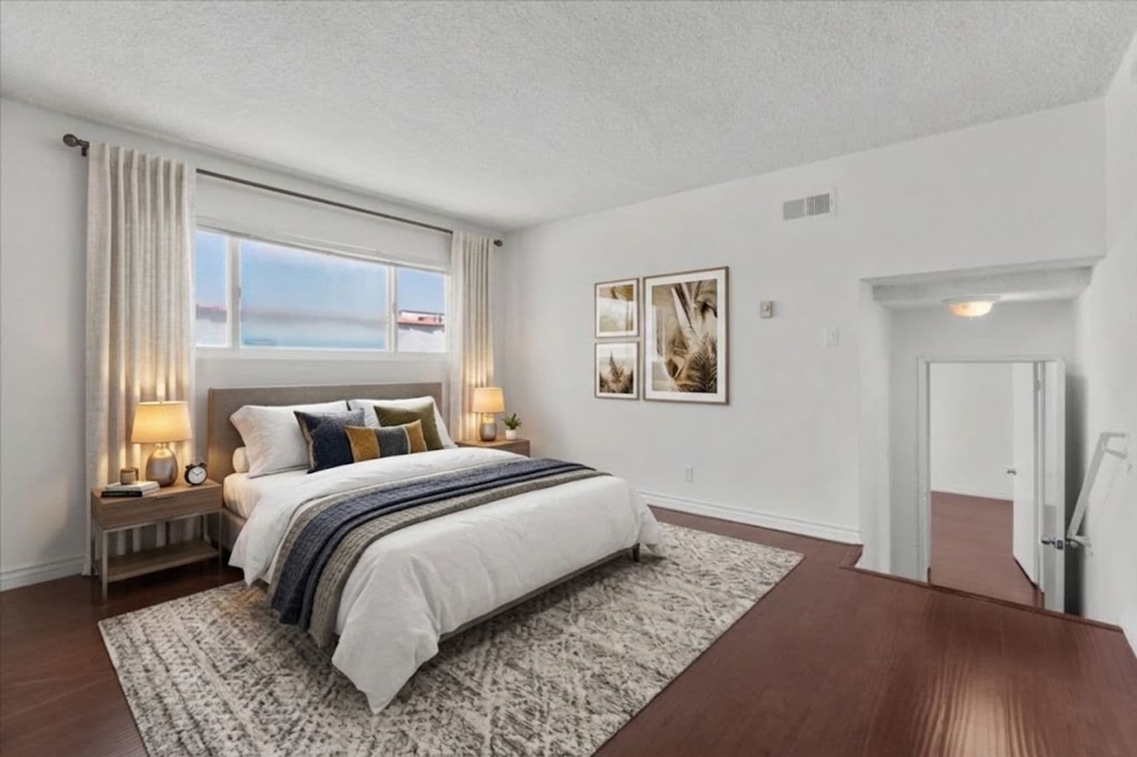 Beverly Hills Apartment: 309 S. Doheny Dr.
