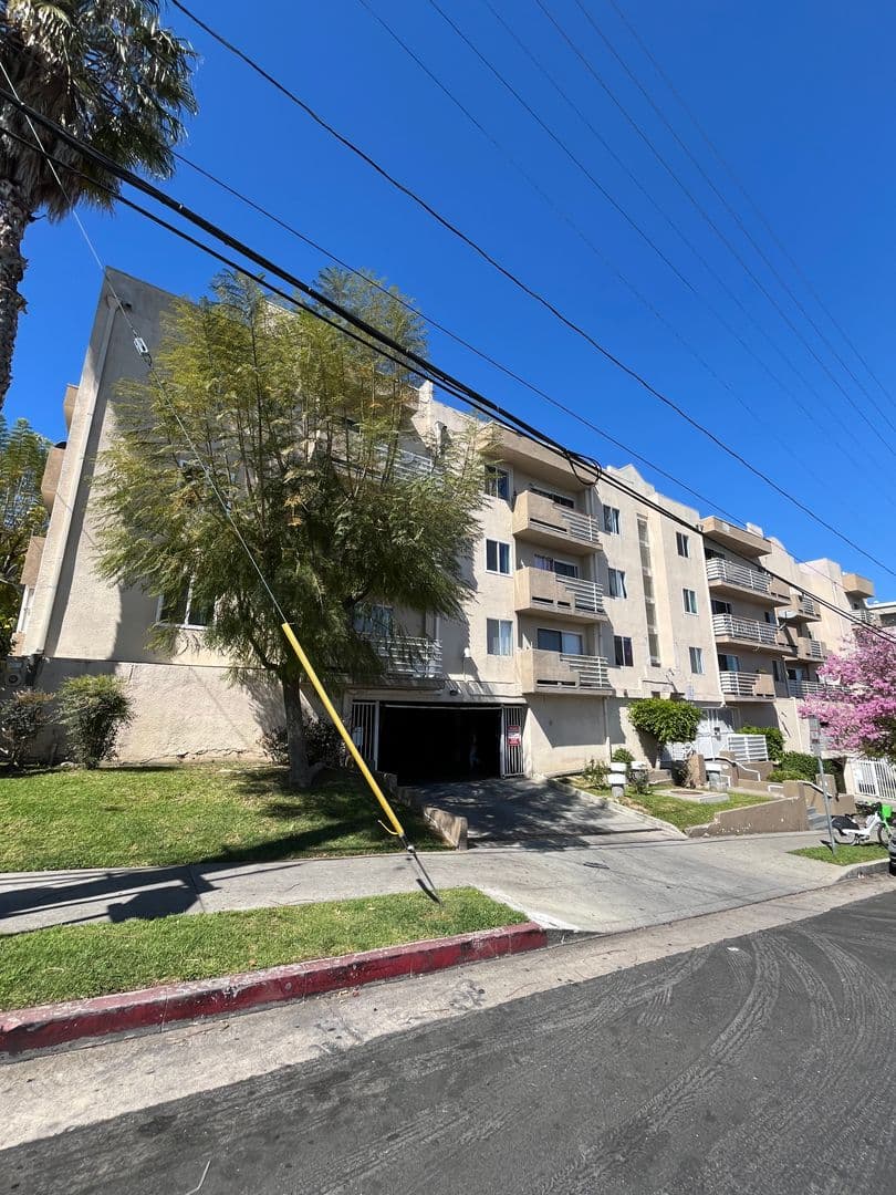 Los Angeles Apartment: 1045 S. Ardmore Avenue