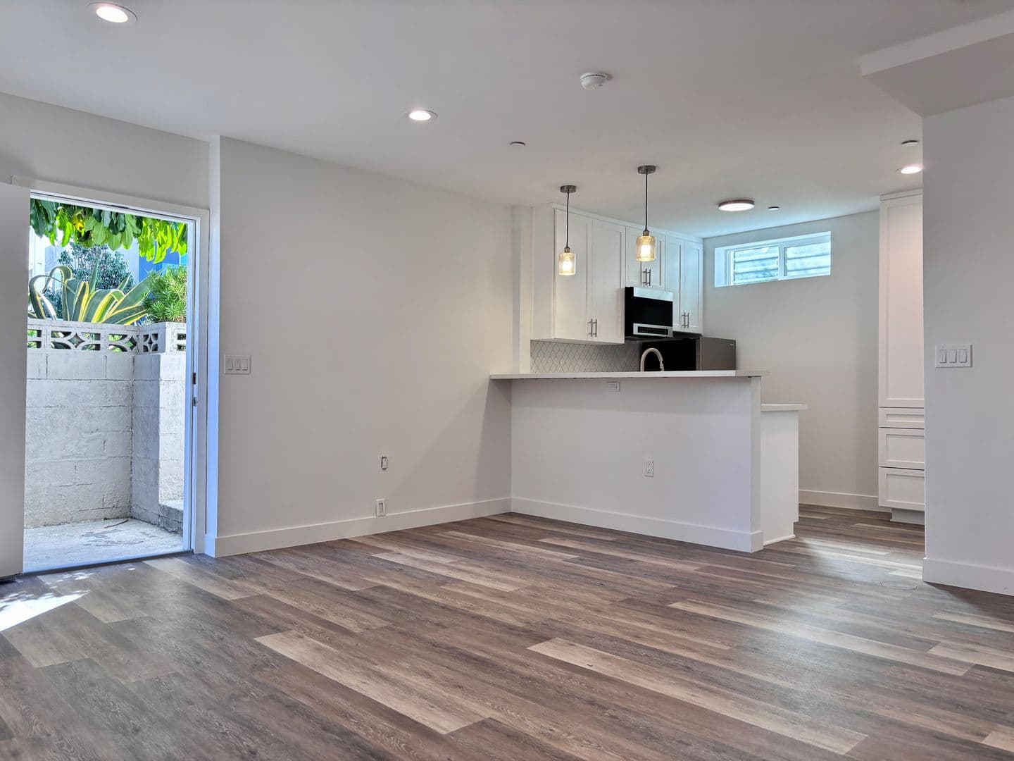 Los Angeles Apartment: 125 South Croft Avenue