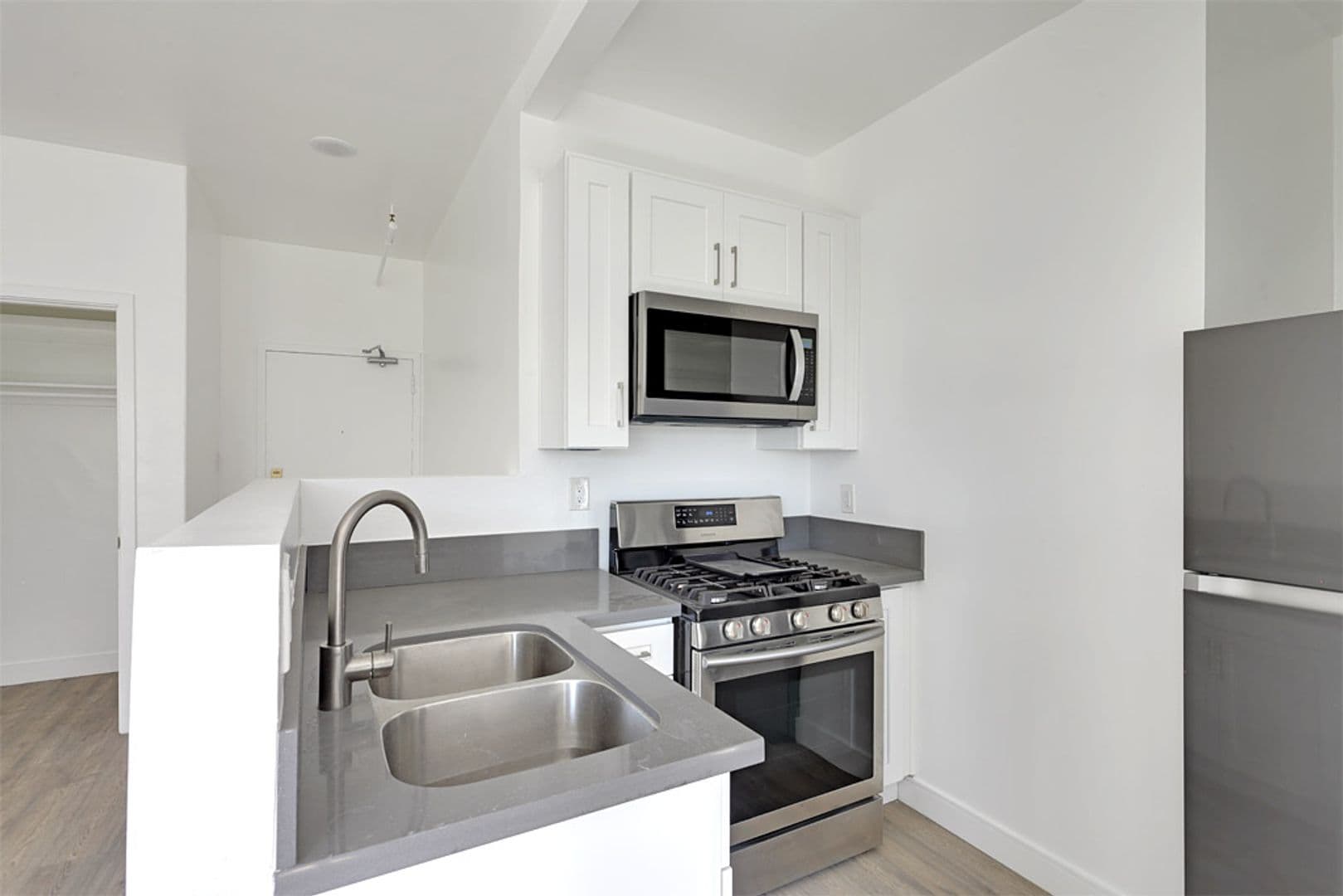 Los Angeles Apartment: 722 S Manhattan Place