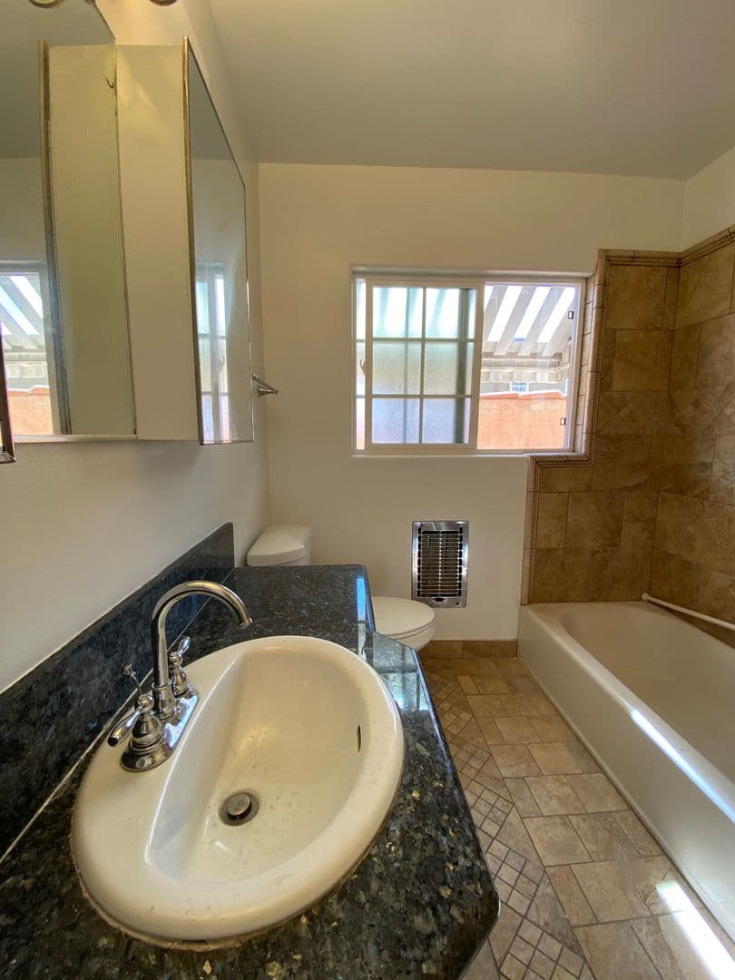 Los Angeles Apartment: 928 South Sherbourne Drive