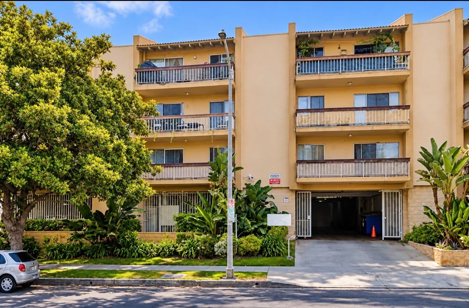 Los Angeles Apartment: 400 S. Kingsley Drive