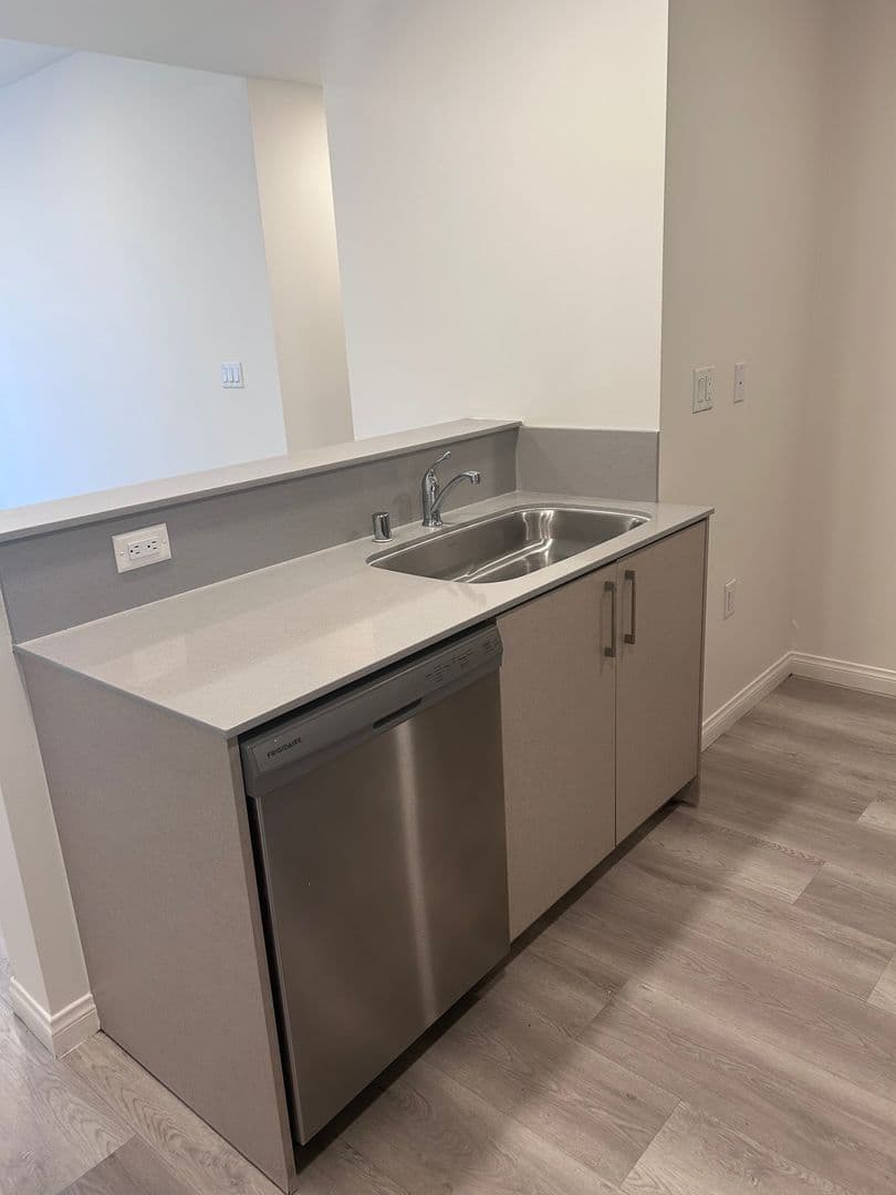 Van Nuys Apartment: 13724 Victory Blvd.