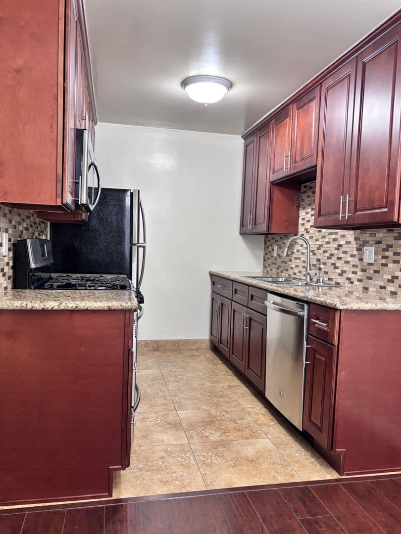 Los Angeles Apartment: 519 N. Hayworth Ave.