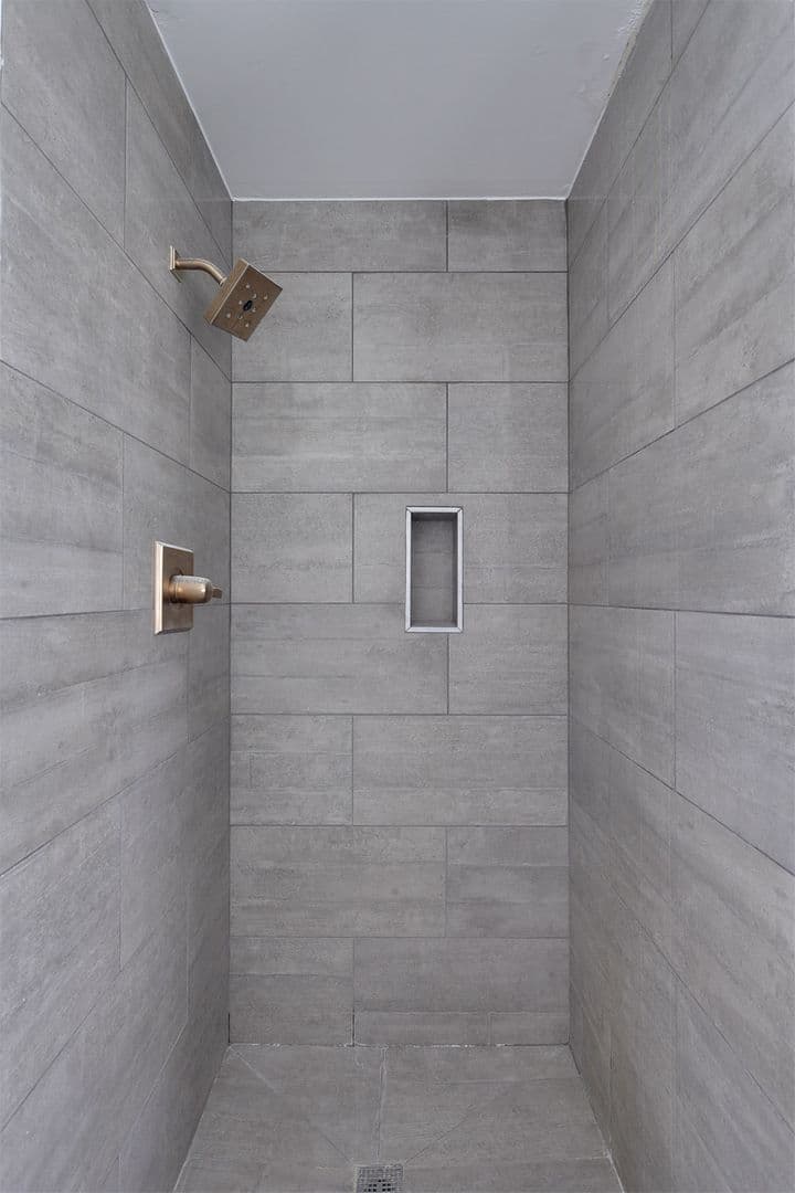 Los Angeles Apartment: 722 S Manhattan Place