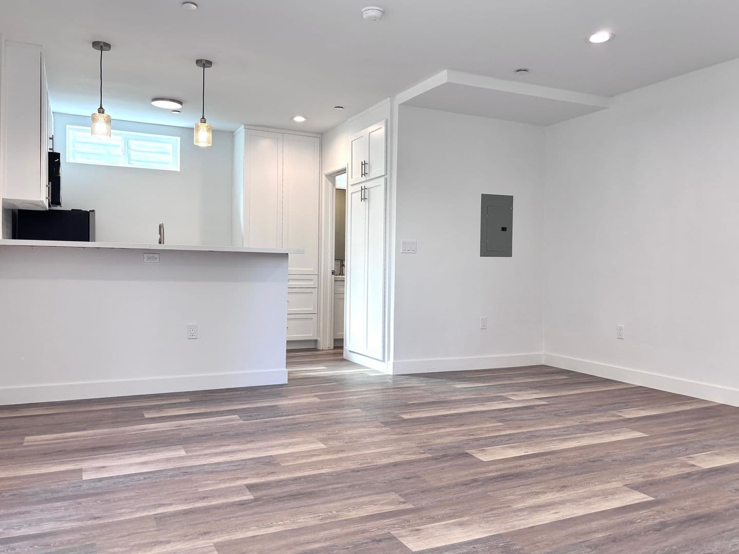 Los Angeles Apartment: 125 South Croft Avenue
