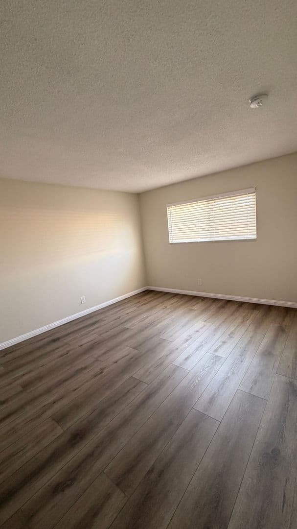 Sunland Apartment: 8608 Foothill Blvd