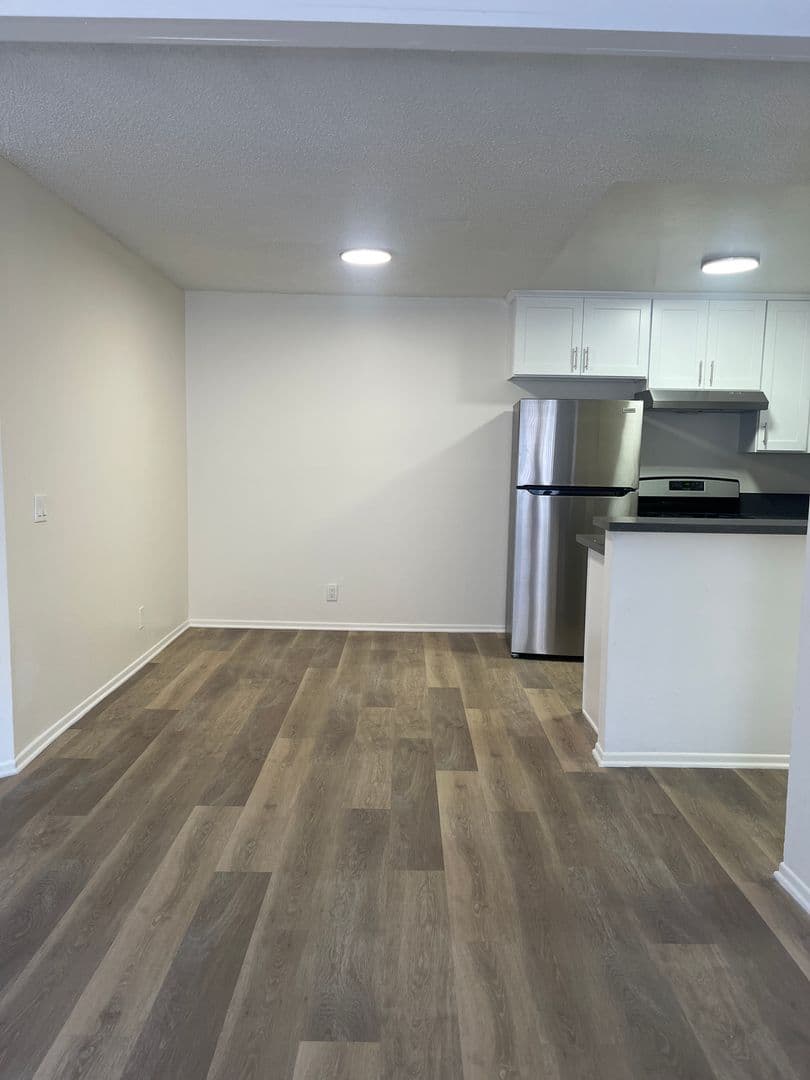 Van Nuys Apartment: 7320 Hazeltine Avenue