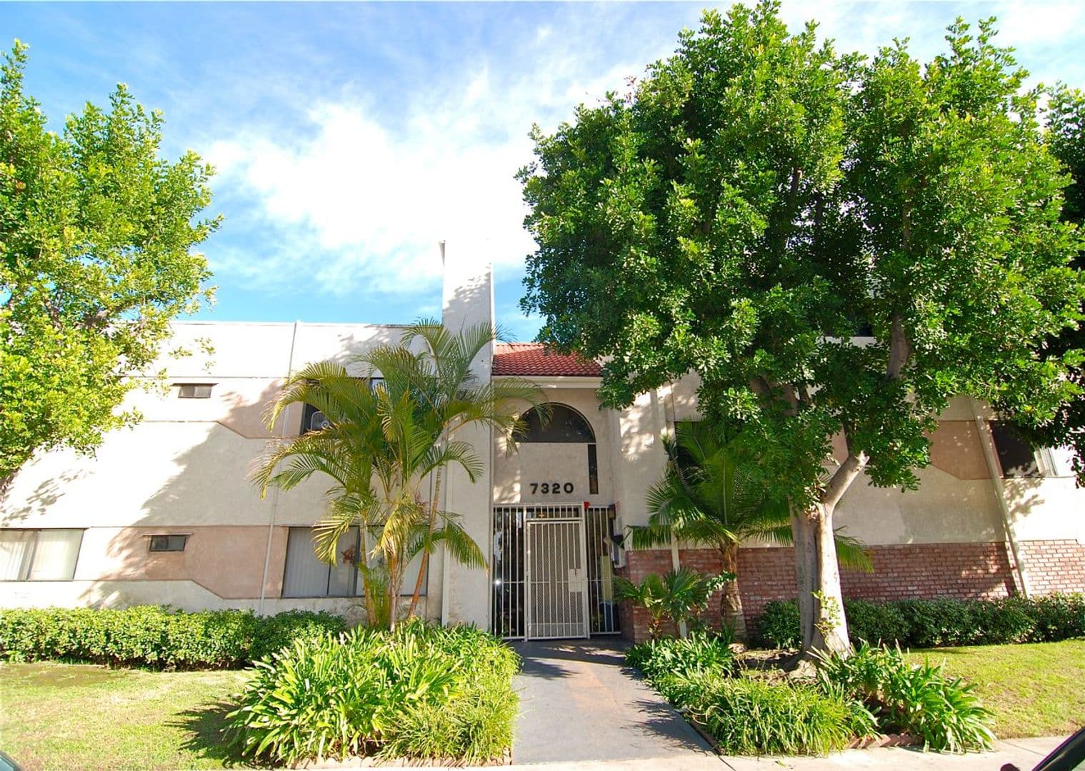 Van Nuys Apartment: 7320 Hazeltine Avenue