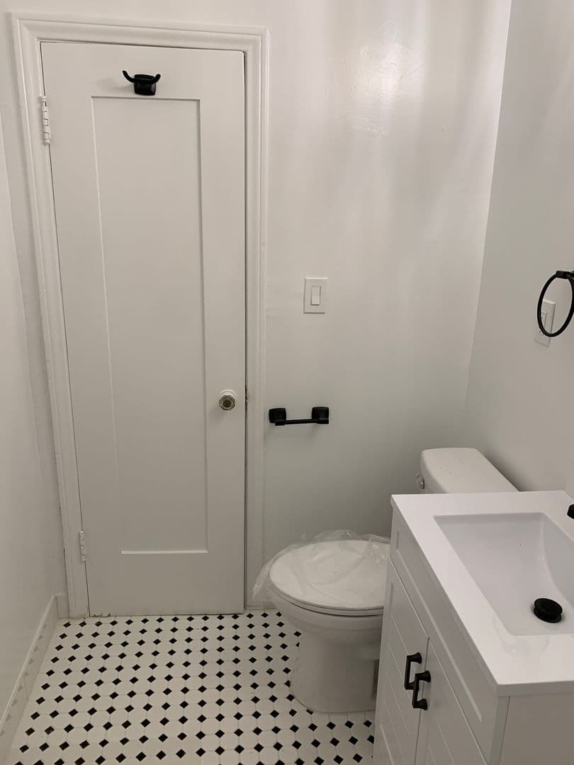 Los Angeles Apartment: 369 North Spaulding Avenue