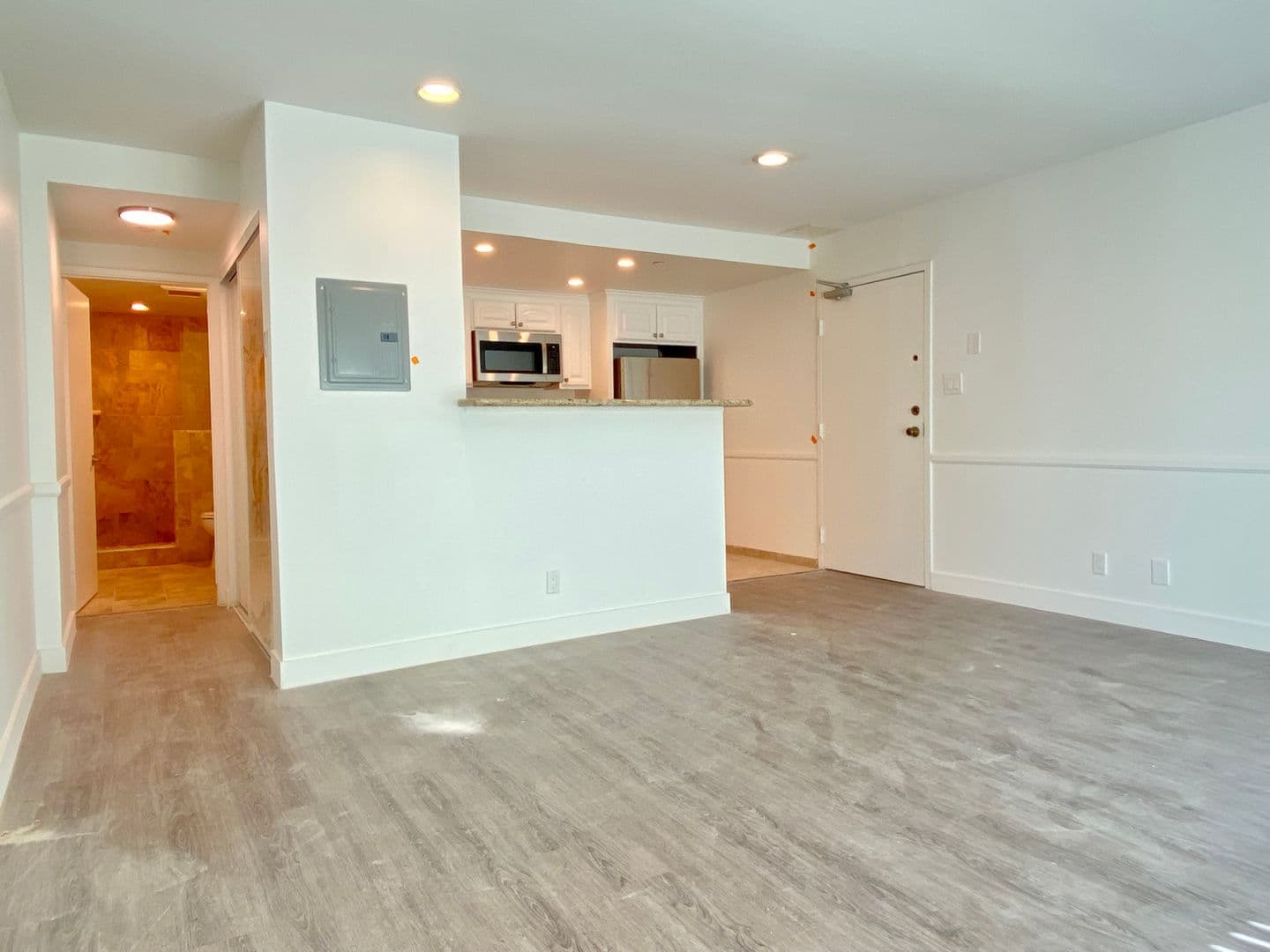 Los Angeles Apartment: 130 South Flores Street