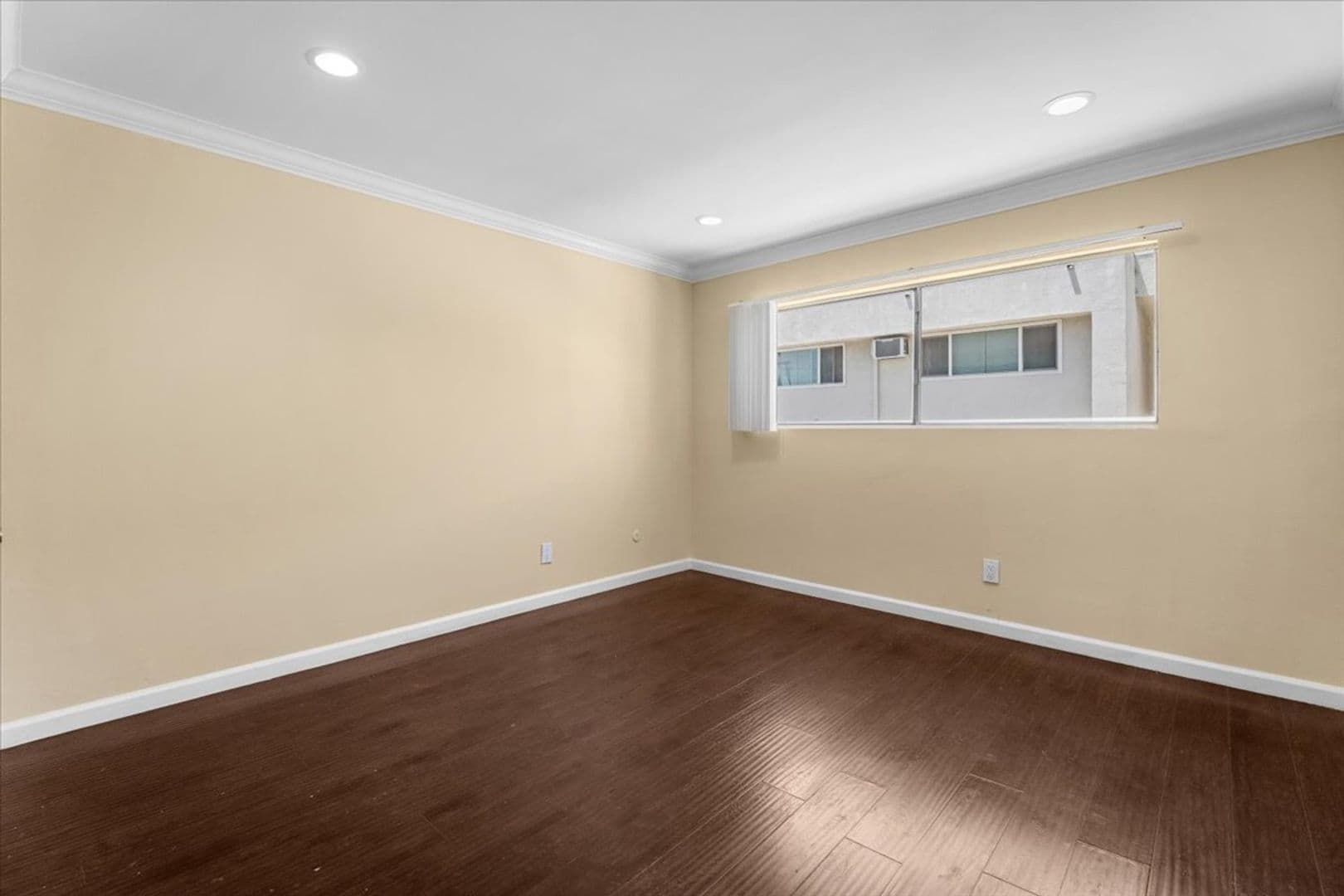 Los Angeles Apartment: 5232 Fairview Blvd