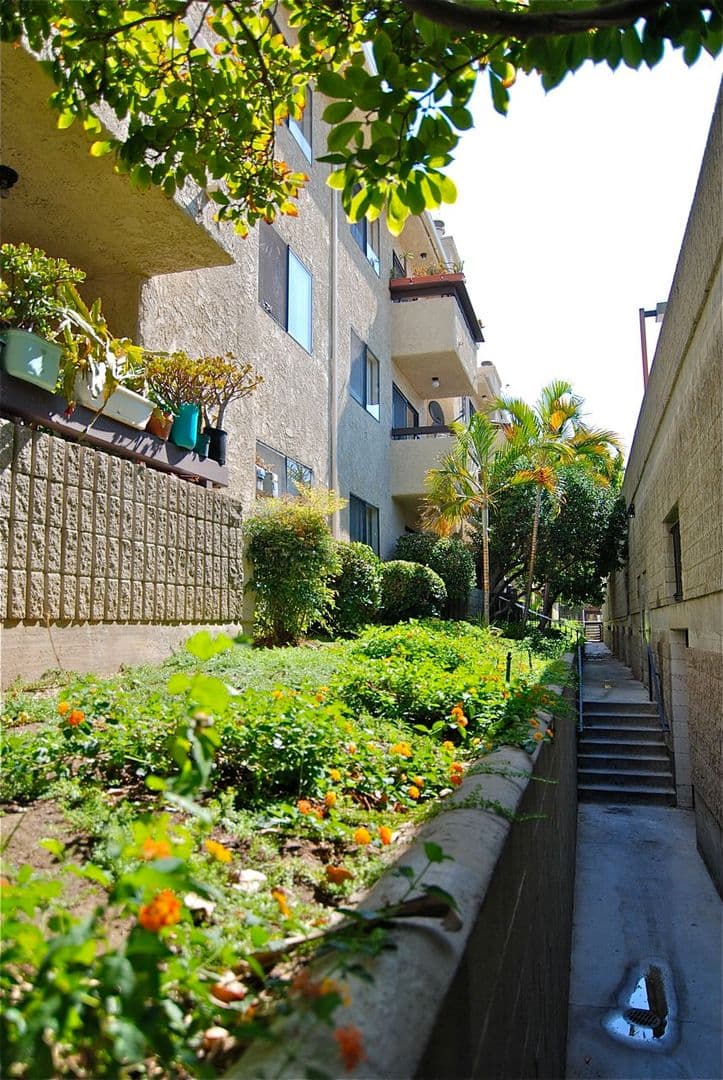 Van Nuys Apartment: 16000 SHERMAN WAY