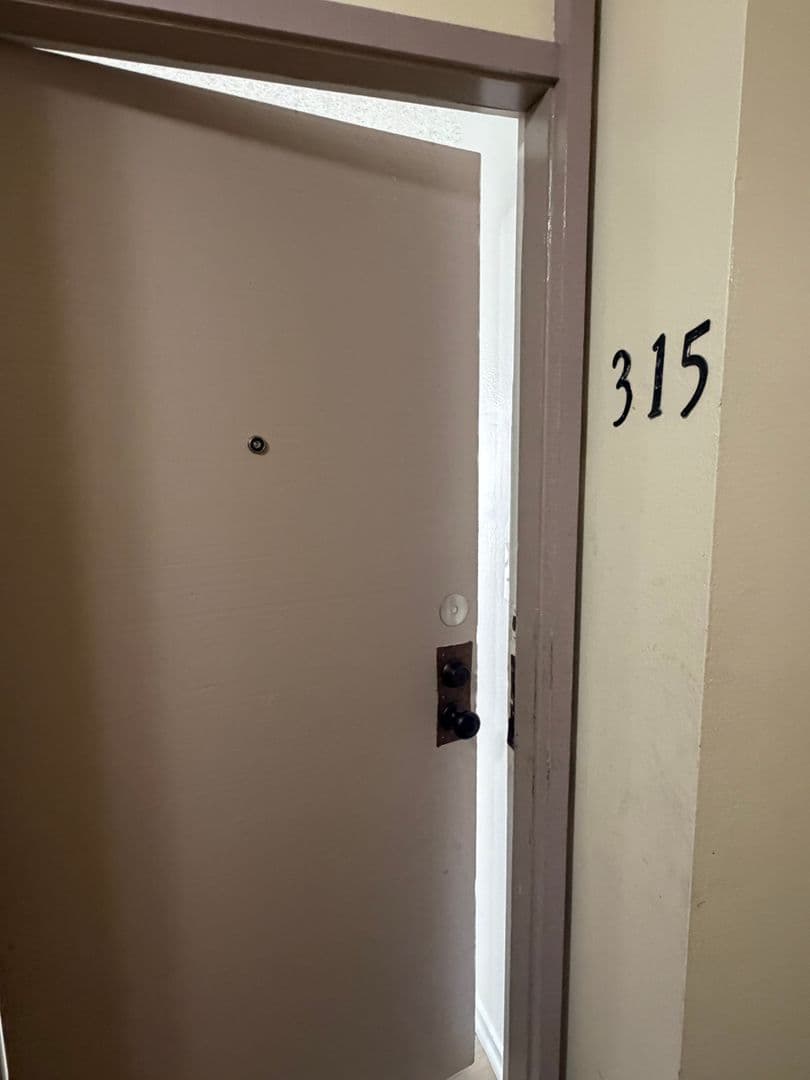 Los Angeles Apartment: 400 S. Kingsley Drive