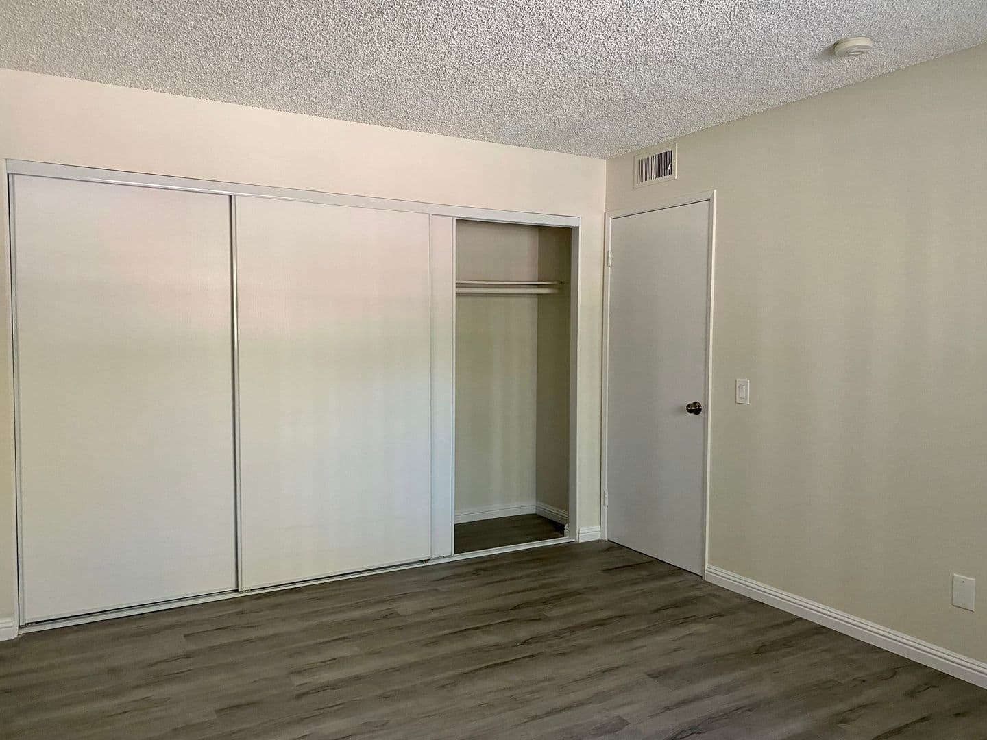 Sunland Apartment: 8608 Foothill Blvd