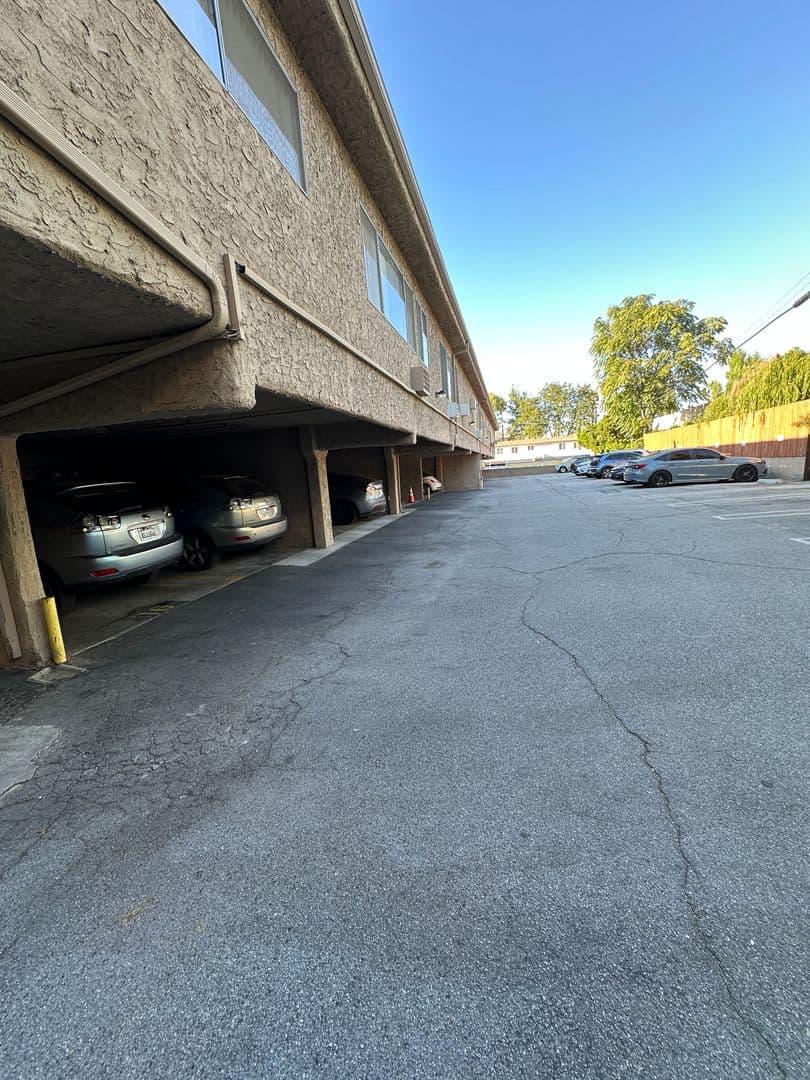 Valley Village Apartment: 5328 Hermitage Avenue
