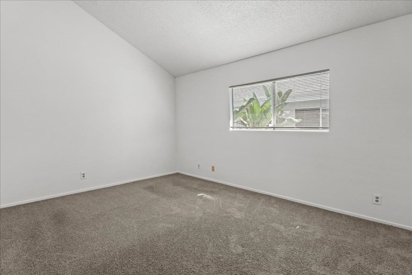 North Hills Apartment: 9660 Sepulveda Blvd
