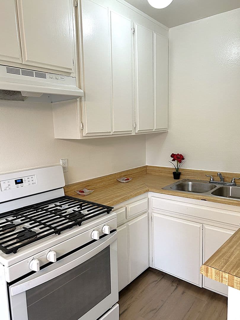 Van Nuys Apartment: 7457 Woodman Ave.