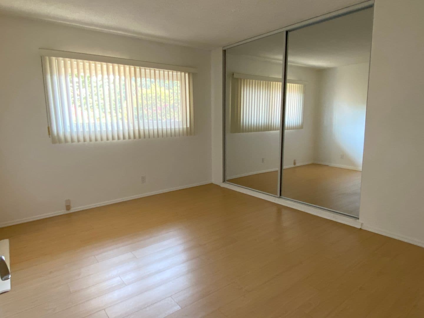 Los Angeles Apartment: 928 South Sherbourne Drive