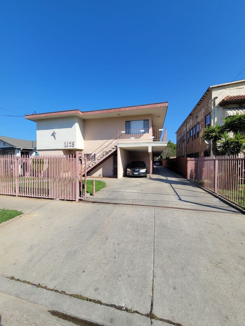 Los Angeles Apartment: 1125 West 107th Street