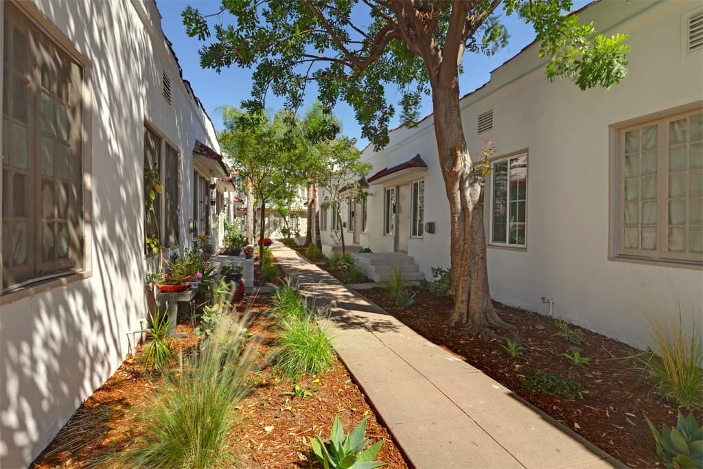 Los Angeles Apartment: 4515-4519 Willow Brook Avenue