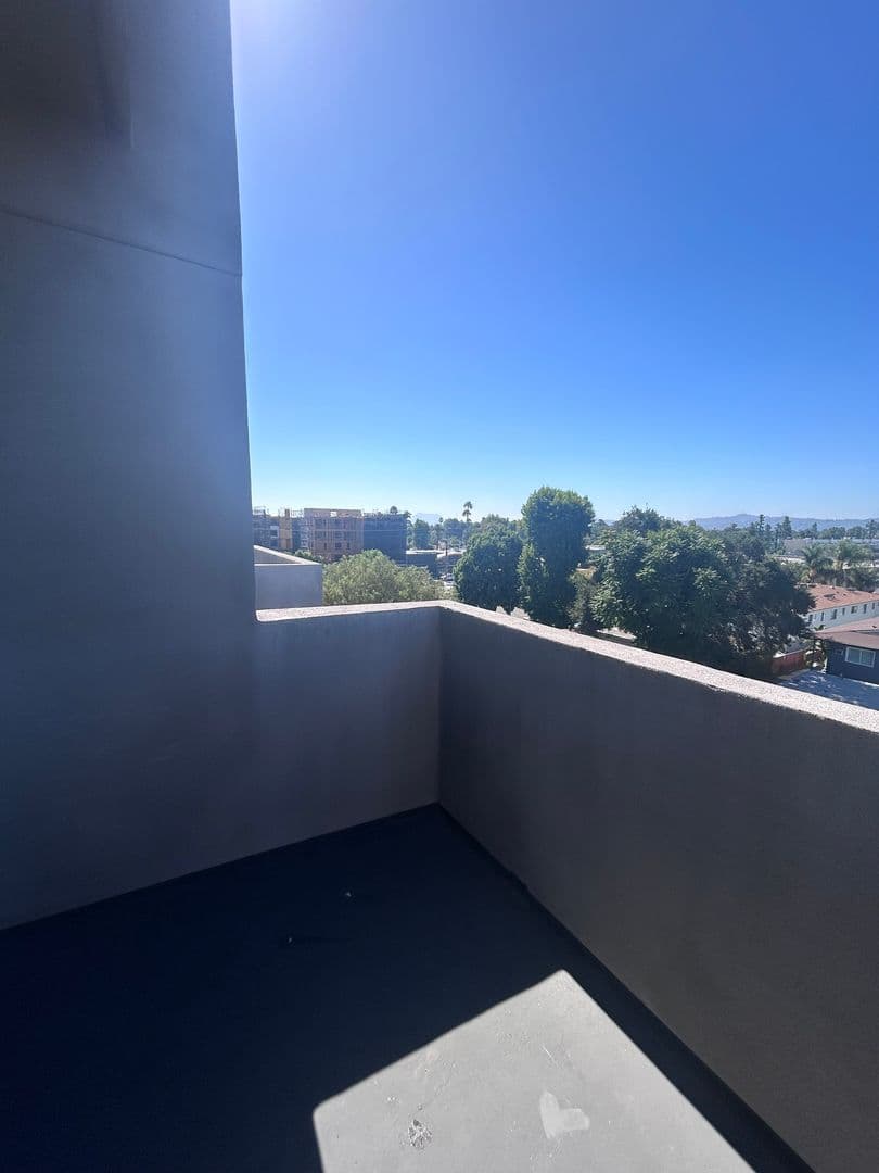 Van Nuys Apartment: 13724 Victory Blvd.