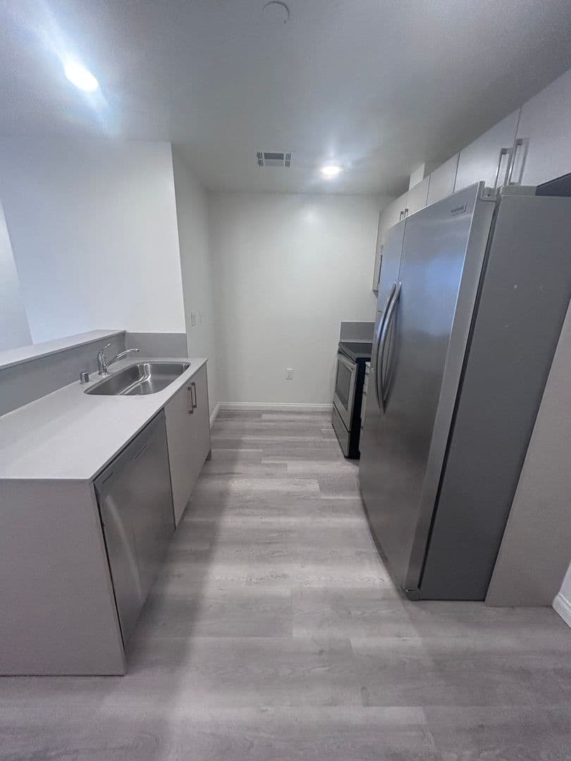 Van Nuys Apartment: 13724 Victory Blvd.
