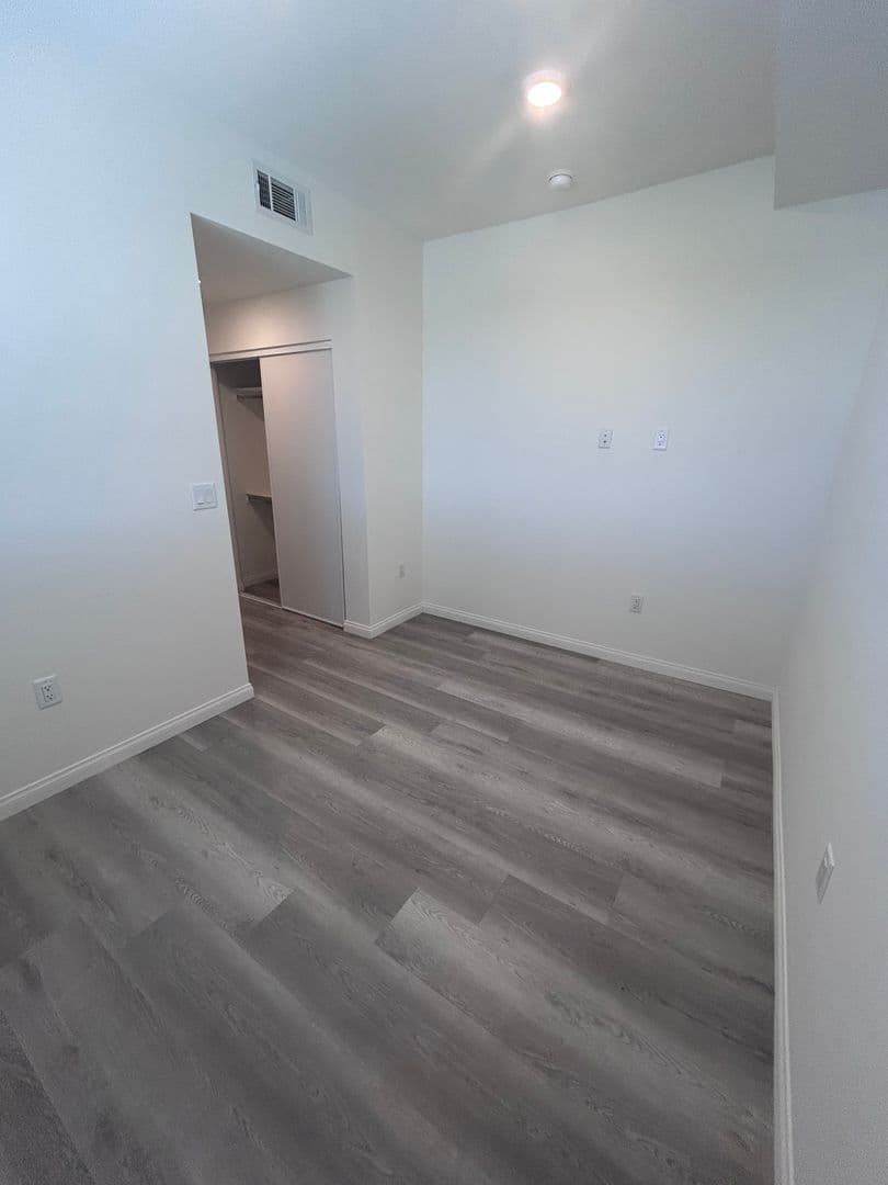 Van Nuys Apartment: 13724 Victory Blvd.