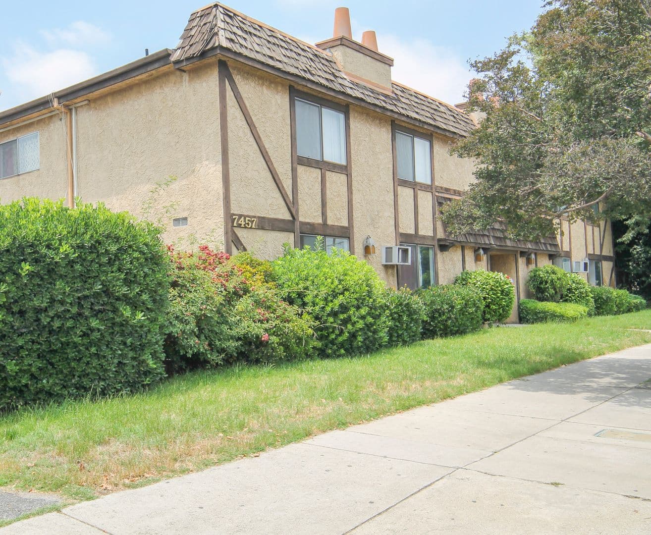 Van Nuys Apartment: 7457 Woodman Ave.