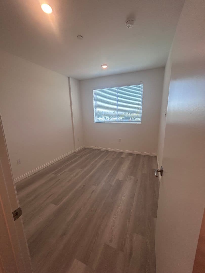 Van Nuys Apartment: 13724 Victory Blvd.