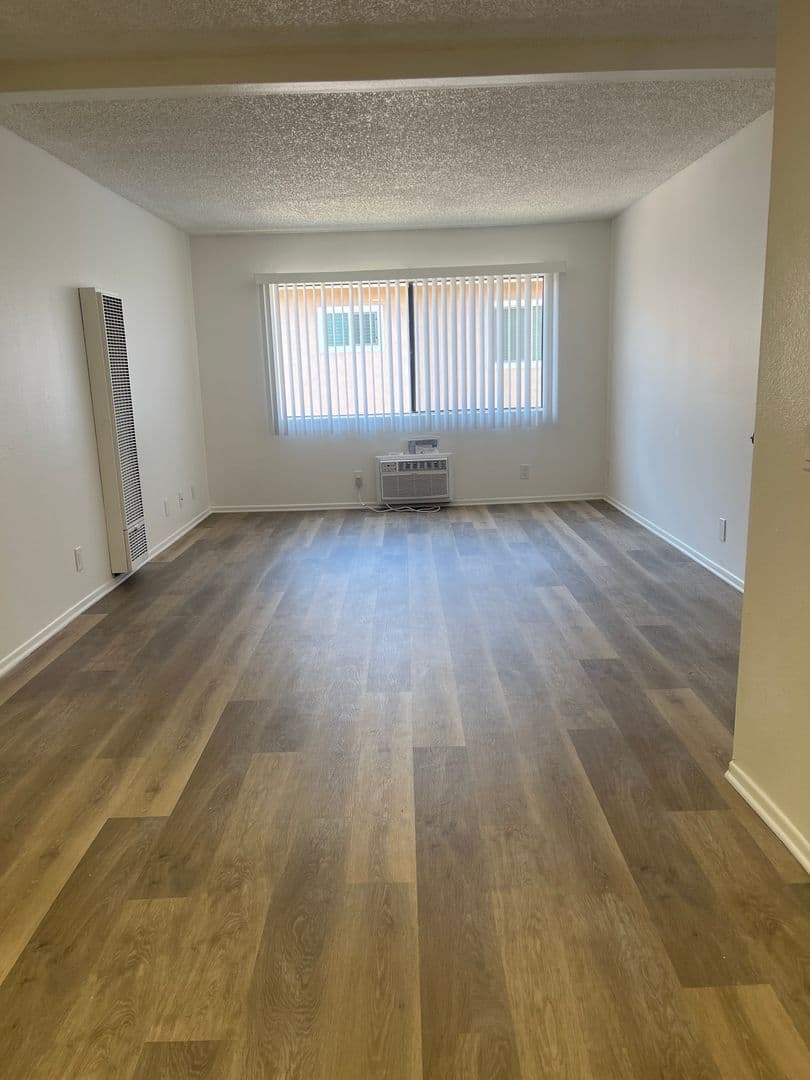 Van Nuys Apartment: 7320 Hazeltine Avenue
